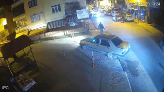 Yenice Belediyesi girişindeki bariyeri parçaladılar