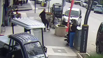 Burdur'da sokak ortasında kedi ve köpek kavgası kameraya yansıdı