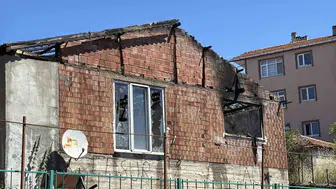 İzmit'te tek katlı ev ateşe verilip terk edildi