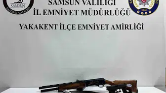 Samsun Yakakent'te bir eve düzenlenen baskında ruhsatsız silahlar çıktı