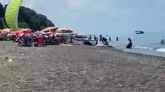 Akçakoca sahilinde yamaç paraşütü tatilcilerin üzerine düştü