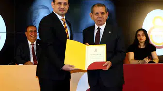 Dursun Özbek Galatasaray’da yeni dönem için mazbatasını teslim aldı