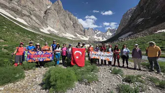 İzmirli dağcılar Hakkari’nin saklı doğasını keşfe çıktı
