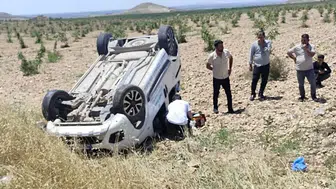 Birecik’te sağlık ekibini taşıyan araç şarampole devrildi