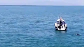 Van Gölü kıyısına savrulan otomobilden yaralı kurtarıldı