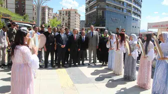 Şırnaklı kursiyerlerin el emeği Cumhuriyet Meydanı'nı renklendirdi