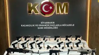 Diyarbakır polisi durdurduğu otomobilin içinden cephanelik çıkardı