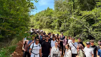 Körfezli gençler kanyonun derinliklerinde stres attı