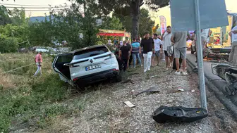 Marmaris yolunda motosikletli genç otomobilin altında kaldı