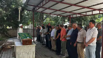 Gazeteci Kadriye Sözeri annesini son yolculuğuna uğurladı