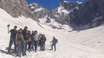 Yaz ortasında buzulların üzerinde yürüyüş keyfi
