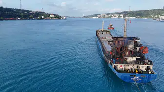 Saldırıya uğrayan Türk kargo gemisi İstanbul Boğazı'ndan geçti