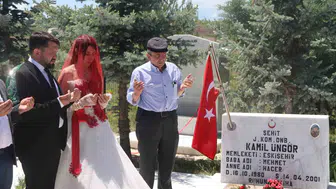 Düğün gününde şehit amcasını mezarı başında andı