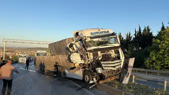 Manisa Kula’da tır kazası trafiği kilitledi