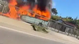 Ümraniye’de yolcu minibüsü seyir halindeyken yanarak kullanılamaz hale geldi
