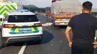 Tarsus otoyolunda motosikletli kurye tırla çarpıştı