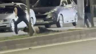 Aksaray’da bıçaklı saldırganı tek tokata bayılttı