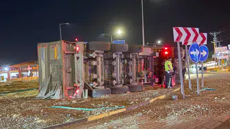 İslahiye yolunda devrilen TIR trafiği arpa tarlasına çevirdi