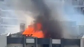 Küçükçekmece'de yüksek binanın çatısı alevlere teslim oldu