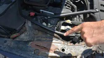 Hasarlı araçları lüks otomobillere dönüştüren şebekeye operasyon