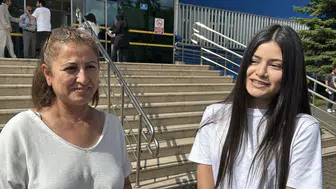 Üniversite sınavında anne kız tatlı bir rekabete girişti