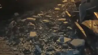 Fatih’te bir mağazanın çatısı gece yarısı büyük tehlike saçtı