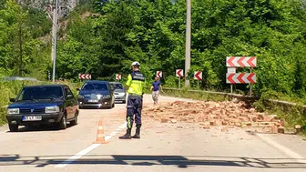 Karabük yolunda tuğla paniği trafiği kilitledi