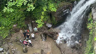 Rize’de kaymakam şelaledeki kirliliğe bizzat müdahale etti