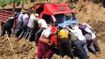 Yüksekova'da yayla yolunda mahsur kalan kamyoneti berivanlar kurtardı