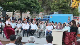 Çayırovalı amatör tiyatrocular sahne tozunu açık havada yuttu
