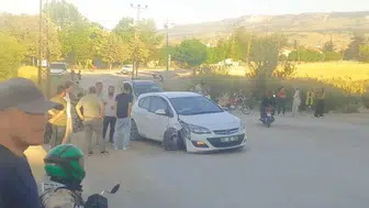 Gölbaşı'nda gençlerin içinde olduğu otomobil direğe çarptı