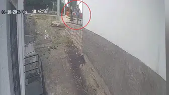 Komşusundan engelli rampasına kürekli saldırı