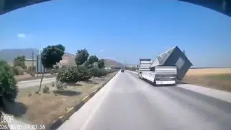 Hatay'da fırtına TIR dorsesindeki konteyneri yola savurdu