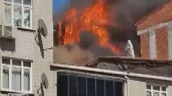 Sultangazi'de çatı yangını yedi binayı birden sardı