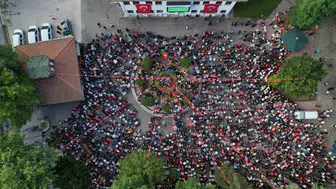 Sakarya sokakları milli heyecanla kırmızı beyaza boyandı