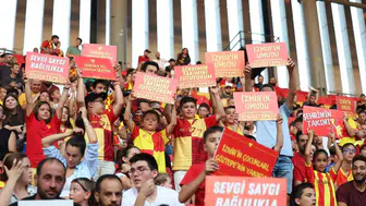Karnesini alan İzmirliler Göztepe standına koşuyor