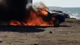 Eyüpsultan sahilinde park halindeki araç küle döndü