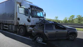 Bolu Anadolu Otoyolu'nda kamyon otomobile çarptı