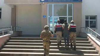 Bingöl jandarması aranan suçluları yakaladı ve cephaneliği ele geçirdi