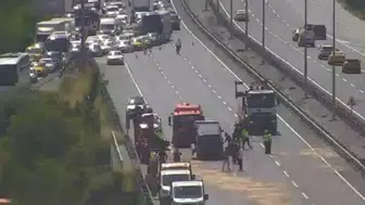 Eyüpsultan yolunda temizlik kamyonuna çarpan minibüsteki 6 kişi yaralandı