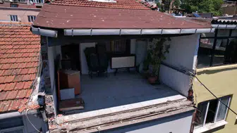 Laleli’de eski bina yola çökünce facianın kıyısından dönüldü