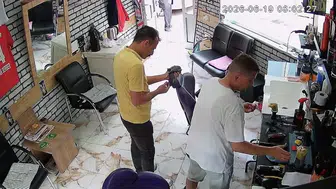 Bartın'da elektrik tellerine takılan güvercini berber kurtardı