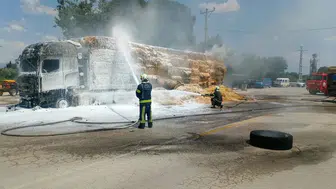 Sarayköy yolunda saman yüklü tır küle döndü