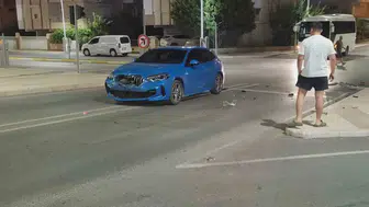 Manavgat’ta kontrolsüz kavşakta iki araç birbirine girdi