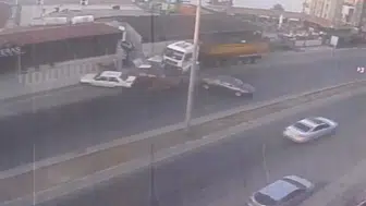 Silifke’de kontrolden çıkan TIR park halindeki araçlara daldı