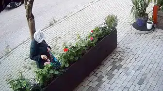 Avcılar'da çiçek hırsızlığı kameraya yansıdı