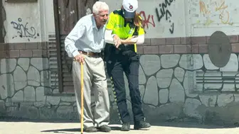 Adıyaman'da trafik polisinden örnek hareket
