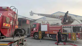 Tarsus’taki kepenk atölyesinde çıkan yangın paniğe yol açtı
