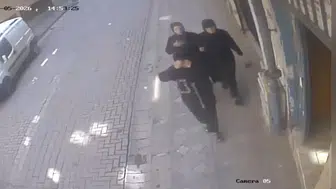 Zeytinburnu'nda eve giren hırsızlar kaçamadan yakalandı