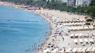 Antalya kavurucu sıcakla tanıştı sahillere hücum başladı